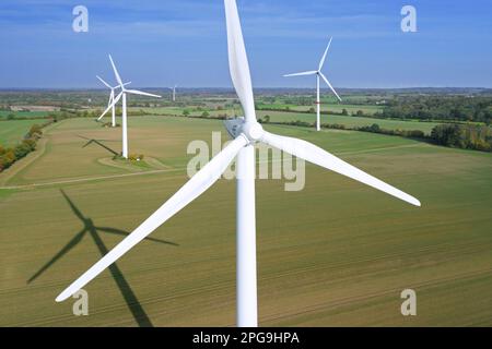 Vue aérienne sur les terres agricoles avec éoliennes au parc éolien du Schleswig-Holstein, Allemagne Banque D'Images