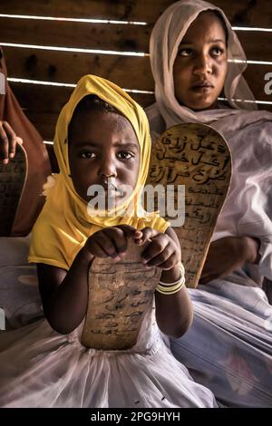 Les enfants de l'école coranique dans le district de Darbedda, appartiennent principalement à la tribu défavorisée de Haratin et sont en mesure d'aller à l'école coranique grâce à l'aide de l'ONG Fondation Sahel de Brahim Ramdhane à Nouakshott en Mauritanie. Banque D'Images