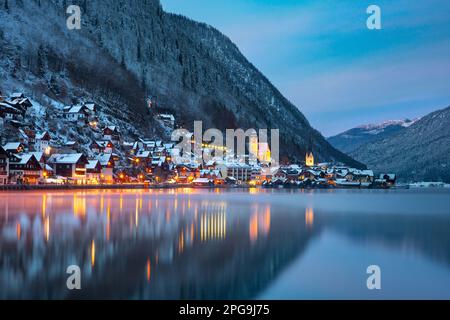 Célèbre village de montagne de nuit Hallstatt dans les Alpes autrichiennes vue du sud, Autriche Banque D'Images