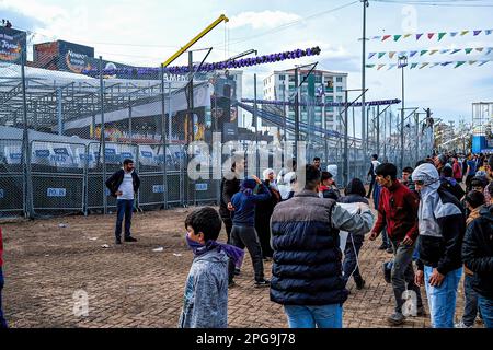 Diyarbakir, Turquie. 21st mars 2023. Les jeunes ont vu attendre la prochaine attaque. Lors des célébrations de Newroz à Diyarbakir, la capitale du peuple kurde en Turquie, le peuple et la police se sont affrontés. La police a répondu par des gaz lacrymogènes aux jeunes qui lançaient des pierres. (Photo de Murat Kocabas/SOPA Images/Sipa USA) crédit: SIPA USA/Alay Live News Banque D'Images