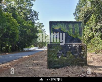 Une panthère noire, version à revêtement noir de léopard, Panthera pardus, ou jaguar, Panthera onca, sur le panneau d'affichage à la réserve de tigres de Karnataka, Inde. Profond Banque D'Images