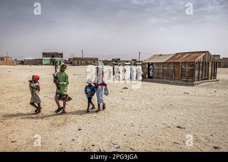 Les enfants de l'école coranique dans le district de Darbedda, appartiennent principalement à la tribu défavorisée de Haratin et sont en mesure d'aller à l'école coranique grâce à l'aide de l'ONG Fondation Sahel de Brahim Ramdhane à Nouakshott en Mauritanie. Banque D'Images