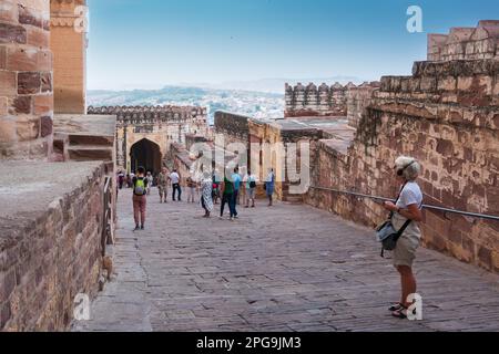 Jodhpur, Rajasthan, Inde - 19th octobre 2019 : une femme étrangère touriste visitant le célèbre fort Mehrangarh, le fort Mehrangarh est un site classé au patrimoine mondial de l'UNESCO Banque D'Images