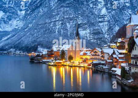 Célèbre village de montagne Hallstatt dans les Alpes autrichiennes, vue du nord, Autriche Banque D'Images