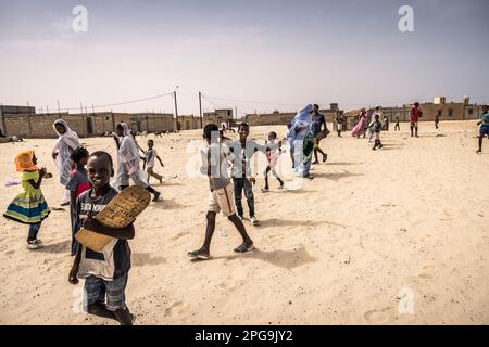 Les enfants de l'école coranique dans le district de Darbedda, appartiennent principalement à la tribu défavorisée de Haratin et sont en mesure d'aller à l'école coranique grâce à l'aide de l'ONG Fondation Sahel de Brahim Ramdhane à Nouakshott en Mauritanie. Banque D'Images