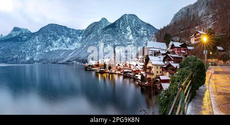 Célèbre village de montagne Hallstatt dans les Alpes autrichiennes, vue du nord, Autriche Banque D'Images