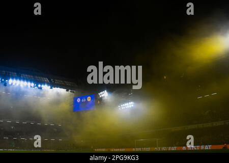 Borussia Dortmund fans de coups de feu avant le coup de pied - Chelsea / Borussia Dortmund, Ligue des champions de l'UEFA, Stamford Bridge, Londres, Royaume-Uni - 7th mars 2023 Banque D'Images