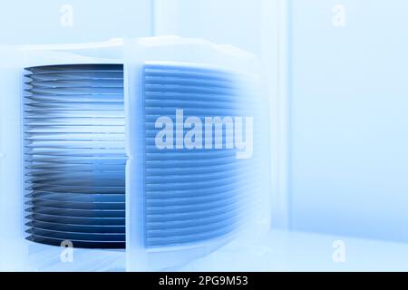 Lot de plaquettes de silicium conditionnées dans une boîte de stockage en plastique dans la salle blanche d'une fonderie de semi-conducteurs prête pour la production de micropuces. Banque D'Images