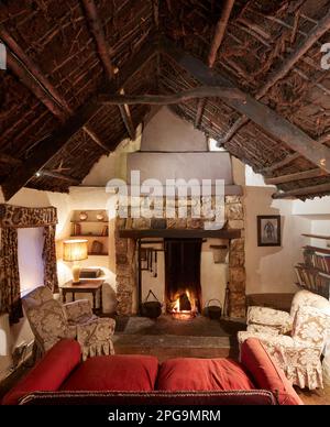 Maison de ferme traditionnelle , Sligo, Irlande , cheminée avec toit de tourbe. Maisons traditionnelles, cadre rural, Royaume-Uni. Architecte: na, 2020. Banque D'Images