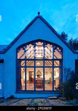 Maison de ferme traditionnelle , Sligo, Irlande , cheminée avec toit de tourbe. Maisons traditionnelles, cadre rural, Royaume-Uni. Architecte: na, 2020. Banque D'Images