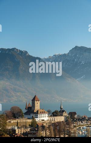 Spiez, canton de Berne, Suisse, 13 février 2023 beau château de Spiez sur la côte du lac de Thoune par une journée ensoleillée Banque D'Images