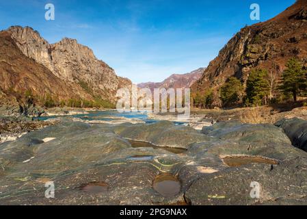 Bancs de pierre de roche volcanique noire avec des falaises dans les montagnes sur la rivière Katun en Altai en Sibérie. Rapides d'Elandinsky. Banque D'Images