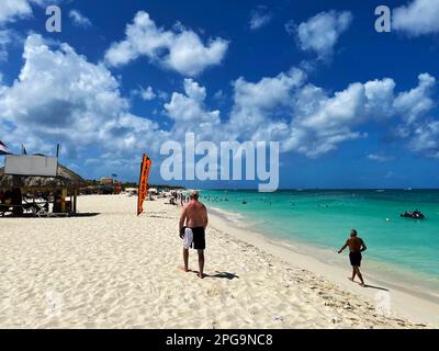 Eagle Beach, Oranjestad, Aruba - 8 mars 2022. Les gens sur la plage et dans l'eau, location de bateau stall sur la plage. Banque D'Images