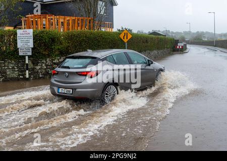 Clonakilty, West Cork, Irlande. 21st mars 2023. Les routes de l'ouest de Cork ont inondé aujourd'hui après 24 heures de pluie incessante et une marée haute astronomique. La pluie devrait se poursuivre tout au long de la nuit, ce qui devrait entraîner d'autres inondations à marée haute demain matin. Crédit : AG News/Alay Live News Banque D'Images