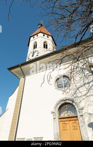 Thun, Suisse, 13 février 2023 Eglise historique de la vieille ville dans le centre par une journée ensoleillée Banque D'Images