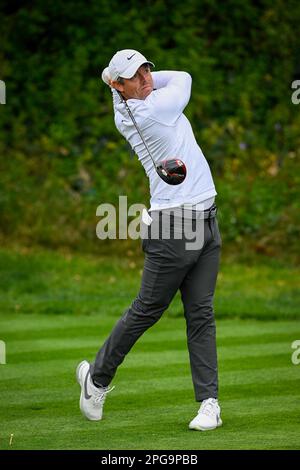 Pacific Palisades, Californie, États-Unis. 17th févr. 2023. Rory McIlroy débarque sur le 13th trous lors de la deuxième partie du Genesis Invitational au Riviera Country Club. (Credit image: © Mark Edward Harris/ZUMA Press Wire) USAGE ÉDITORIAL SEULEMENT! Non destiné À un usage commercial ! Banque D'Images