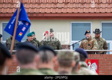 Bemowo Piskie, Pologne. 14th mars 2023. Le général Guglielmo Luigi Miglietta, commandant du Commandement de la Force interarmées des alliés Brunssum, s'adresse à la formation des soldats des États-Unis Armée 2nd Brigade blindée équipe de combat, 1st Cavalry Division, aux côtés des soldats britanniques affectés aux Royal Landers, troupe du Prince de Galles, des soldats polonais affectés à 15th Brigade d'infanterie mécanisée, des soldats croates affectés au contingent croate de 11th, Panzer Battery, Et les Gardiens du ciel roumains, tous affectés au groupement tactique de l'OTAN pour la Pologne, soutenant le 4th Inf. Div. Pendant la circulation du groupe de combat EFP à Bemowo Banque D'Images