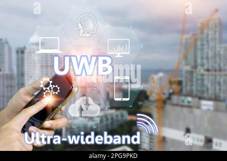 L'UWB ultra-large bande est une technologie de communication radio à courte portée sur des bandes passantes de 500MHz ou plus et à des fréquences très élevées. Dans l'ensemble, cela fonctionne Banque D'Images