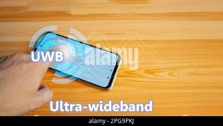 L'UWB ultra-large bande est une technologie de communication radio à courte portée sur des bandes passantes de 500MHz ou plus et à des fréquences très élevées. Dans l'ensemble, cela fonctionne Banque D'Images