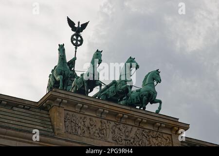 La sculpture au sommet de la porte de Brandebourg représentant un char conduit par Victoria, la déesse de la victoire Banque D'Images