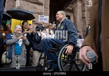 Austin, Texas, États-Unis. 21st mars 2023. Républicain Texas Gov. GREG ABBOTT fait la une des manchettes d'un rassemblement pour « le choix scolaire » à une foule d'environ 150 personnes sur les marches nord du Capitole du Texas. Les législateurs républicains ont essayé à plusieurs reprises de passer des mesures qui utiliseraient l'argent de l'éducation publique pour financer des bons que les parents utiliseraient pour contourner les écoles publiques texanes pour l'éducation privée. (Credit image: © Bob Daemmrich/ZUMA Press Wire) USAGE ÉDITORIAL SEULEMENT! Non destiné À un usage commercial ! Banque D'Images