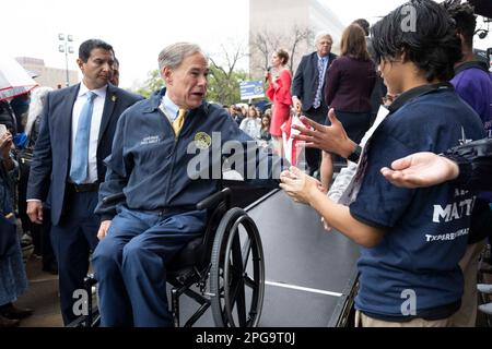Austin, Texas, États-Unis. 21st mars 2023. ''républicain Texas Gov. GREG ABBOTT fait la une des manchettes d'un rassemblement pour « le choix scolaire » à une foule d'environ 150 personnes sur les marches nord du Capitole du Texas. Les législateurs républicains ont essayé à plusieurs reprises de passer des mesures qui utiliseraient l'argent de l'éducation publique pour financer des bons que les parents utiliseraient pour contourner les écoles publiques texanes pour l'éducation privée. (Credit image: © Bob Daemmrich/ZUMA Press Wire) USAGE ÉDITORIAL SEULEMENT! Non destiné À un usage commercial ! Banque D'Images