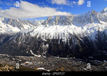 Vue sur la ville de Chamonix depuis la montagne du Brévent. Alpes françaises, Europe. Banque D'Images