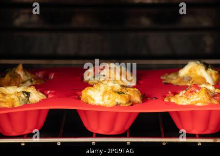 L'omelette aux légumes dans un moule en silicone est cuite au four à la maison Banque D'Images