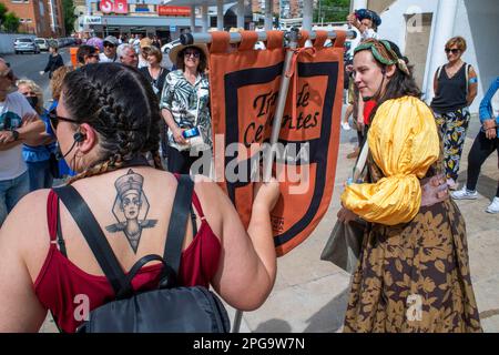 Acteurs jouant Don Quichotte de la Mancha à travers le centre de la ville d'Alcala de Henares, Madrid Espagne Cervantes train. Créé en 1997, le CERVA Banque D'Images