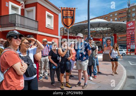 Acteurs jouant Don Quichotte de la Mancha à travers le centre de la ville d'Alcala de Henares, Madrid Espagne Cervantes train. Créé en 1997, le CERVA Banque D'Images