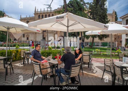 Restaurants Bar tables et touristes dînant sur la place Plaza de San Diego en face de l'université d'Alcala de Henares Madrid Espagne Banque D'Images