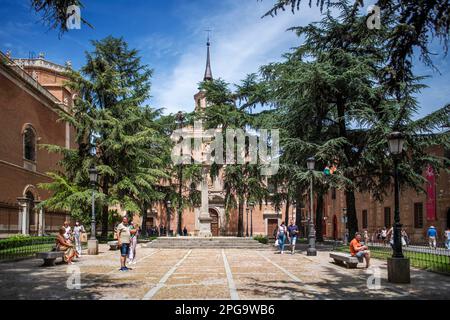 Monastère cistercien et façade du couvent convento de San Bernardo à Alcalà, Alcala de Henares, Madrid Espagne Banque D'Images