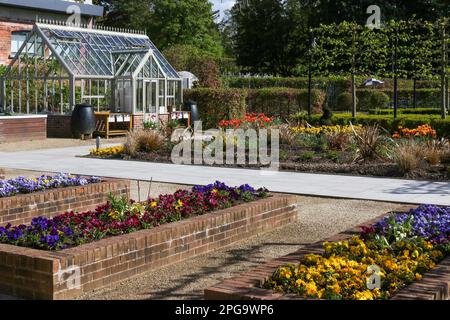 Le jardin communautaire du Conseil, les parterres de fleurs et l'espace de détente le jour ensoleillé du printemps d'Antrim Castle Gardens d'Antrim Irlande du Nord. Banque D'Images