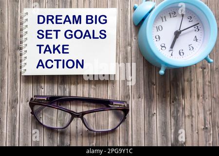 Dream Big Set Goals Prenez des mesures citation texte sur bloc-notes, fond de concept Banque D'Images