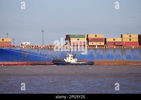 Remorqueur Svitzer Deben aidant un navire à conteneurs à s'arrimer dans le port de Felixstowe. Banque D'Images