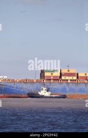 Remorqueur Svitzer Deben aidant un navire à conteneurs à s'arrimer dans le port de Felixstowe. Banque D'Images