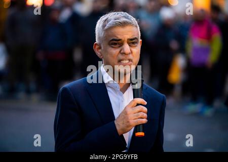 Le maire de Londres, Sadiq Khan, allume les premières lumières du Ramadan de Londres pour célébrer le début du Ramadan, aux lumières de Piccadilly dans le centre de Londres. Date de la photo: Mardi 21 mars 2023. Banque D'Images