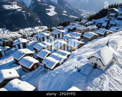 Image aérienne de la chapelle Maria in Snow (Kapelle zum Schnee) avec des chalets dans le village des alpes suisses de Bettmeralp dans le canton de Vaud. C'est un hiver célèbre Banque D'Images