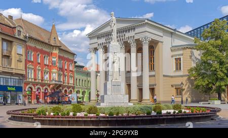 Subotica, Serbie - 01 août 2022: Monument en pierre de marbre Tzar Jovan Nenad devant le Théâtre national de la place de la liberté. Banque D'Images