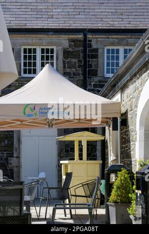 Terrasse extérieure et coin repas au café de la cour à Clotworthy House Antrim Castle Gardens Antrim Irlande du Nord. Banque D'Images