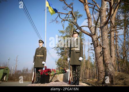 Moschun, Ukraine. 21st mars 2023. Les gardes d'honneur se tiennent sur le site commémoratif des Anges de la victoire récemment dévoilé en hommage aux défenseurs de la capitale, 21 mars 2023 à Moschun, Oblast de Kiev, Ukraine. Crédit: Pool photo/Bureau de presse présidentiel ukrainien/Alamy Live News Banque D'Images