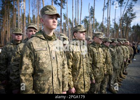 Moschun, Ukraine. 21st mars 2023. Les soldats ukrainiens se tiennent à l'attention lors de la cérémonie d'ouverture du site commémoratif des Anges de la victoire récemment dévoilé en l'honneur des défenseurs de la capitale, 21 mars 2023 à Moschun, Oblast de Kiev, Ukraine. Crédit: Pool photo/Bureau de presse présidentiel ukrainien/Alamy Live News Banque D'Images