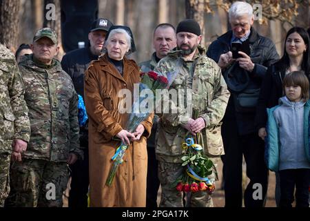 Moschun, Ukraine. 21st mars 2023. Des citoyens ukrainiens assistent à la cérémonie d'ouverture du nouveau site commémoratif des Anges de la victoire en hommage aux défenseurs de la capitale, 21 mars 2023 à Moschun, Oblast de Kiev, Ukraine. Crédit: Pool photo/Bureau de presse présidentiel ukrainien/Alamy Live News Banque D'Images