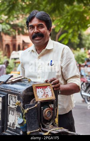 Jaipur, Rajasthan, Inde - Portrait d'un photographe de rue avec de vieux équipements debout sur le trottoir Banque D'Images