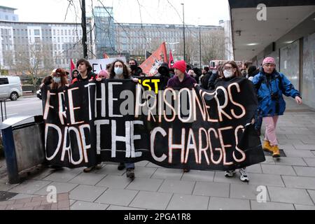 Bristol, Royaume-Uni. 21st mars 2023. Les activistes de Bristol tiennent un rassemblement pour marquer le deuxième anniversaire des perturbations de tuer le projet de loi de 2021, un événement qui a laissé des véhicules brûlés dans le centre de la ville. Malgré les protestations, le projet de loi sur la police, le crime, la sentence et les tribunaux est maintenant entré en vigueur, mais beaucoup de gens ce soir s'inquiètent que les poursuites pour ce désordre de nuits soient toujours en cours. La foule s'est rassemblée au rond-point de Bear Pit pour des discours, puis a défilé au poste de police de Bridewell pour d'autres discours. Crédit : JMF News/Alay Live News Banque D'Images