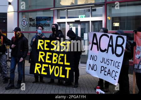 Bristol, Royaume-Uni. 21st mars 2023. Les activistes de Bristol tiennent un rassemblement pour marquer le deuxième anniversaire des perturbations de tuer le projet de loi de 2021, un événement qui a laissé des véhicules brûlés dans le centre de la ville. Malgré les protestations, le projet de loi sur la police, le crime, la sentence et les tribunaux est maintenant entré en vigueur, mais beaucoup de gens ce soir s'inquiètent que les poursuites pour ce désordre de nuits soient toujours en cours. La foule s'est rassemblée au rond-point de Bear Pit pour des discours, puis a défilé au poste de police de Bridewell pour d'autres discours. Crédit : JMF News/Alay Live News Banque D'Images