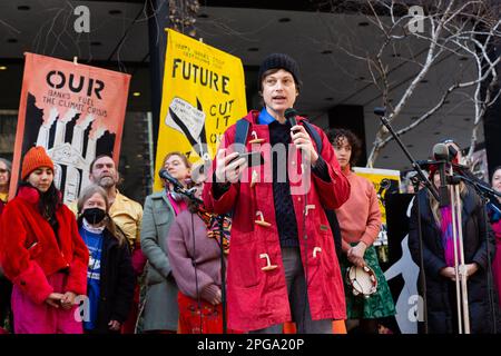 New York, NY, États-Unis. 21st mars 2023. Third Act, le mouvement social activiste des personnes âgées, a parrainé un rassemblement contre les investissements des banques dans les combustibles fossiles qui a commencé à Dag Hammerskjöld Plaza et a déplacé 47th Street jusqu'au siège de J. P. Morgan Chase. Steve Fox, organisateur stratégique pour la justice climatique et environnementale du bureau du contrôleur de New York, s'adresse à la foule. Credit: Ed Lefkowicz/Alay Live News Banque D'Images