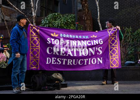 New York, NY, États-Unis. 21st mars 2023. Third Act, le mouvement social activiste des personnes âgées, a parrainé un rassemblement contre les investissements des banques dans les combustibles fossiles qui a commencé à Dag Hammerskjöld Plaza et a déplacé 47th Street jusqu'au siège de J. P. Morgan Chase. Deux personnes détiennent une bannière intitulée « Arrêter la destruction de la création de financement ». Credit: Ed Lefkowicz/Alay Live News Banque D'Images