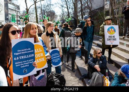 New York, NY, États-Unis. 21st mars 2023. Third Act, le mouvement social activiste des personnes âgées, a parrainé un rassemblement contre les investissements des banques dans les combustibles fossiles qui a commencé à Dag Hammerskjöld Plaza et a déplacé 47th Street jusqu'au siège de J. P. Morgan Chase. Credit: Ed Lefkowicz/Alay Live News Banque D'Images