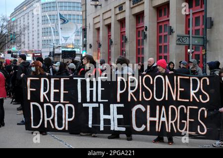 Bristol, Royaume-Uni. 21st mars 2023. Les activistes de Bristol tiennent un rassemblement pour marquer le deuxième anniversaire des perturbations de tuer le projet de loi de 2021, un événement qui a laissé des véhicules brûlés dans le centre de la ville. Malgré les protestations, le projet de loi sur la police, le crime, la sentence et les tribunaux est maintenant entré en vigueur, mais beaucoup de gens ce soir s'inquiètent que les poursuites pour ce désordre de nuits soient toujours en cours. La foule s'est rassemblée au rond-point de Bear Pit pour des discours, puis a défilé au poste de police de Bridewell pour d'autres discours. Crédit : JMF News/Alay Live News Banque D'Images